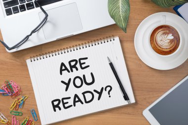 Ofis masasında çalışan ve bilgisayar ve nesneleri kullanan işadamı