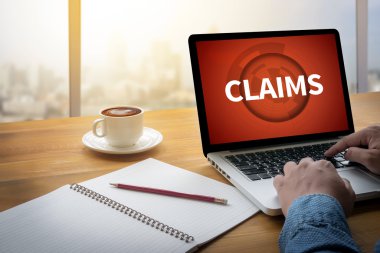 Ofis masasında çalışan ve bilgisayar ve nesneleri kullanan işadamı