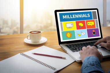 Ofis masasında çalışan ve bilgisayar ve nesneleri kullanan işadamı