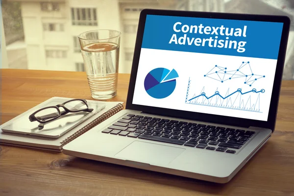 Ofis masasında çalışan ve bilgisayar ve nesneleri kullanan işadamı