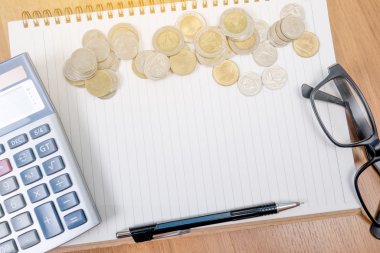 Bir finans para, hesap makinesi notlar, kopya ile hesap makinesi Üstten Görünüm