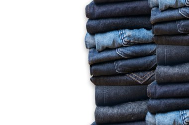 Mavi jeans beyaz arka plan ve kot denim koleksiyonu j
