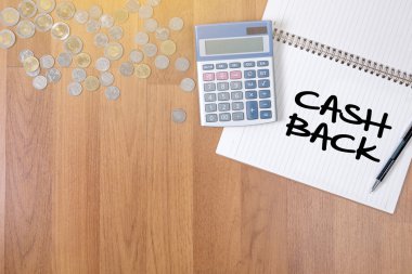  Ofis masasında çalışan ve bilgisayar ve nesneleri kullanan işadamı
