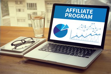      finansal raporlar ve bir dizüstü bilgisayar ile iş yerinde iş ekip eller         
