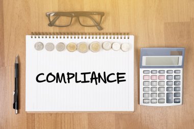      finansal raporlar ve bir dizüstü bilgisayar ile iş yerinde iş ekip eller         