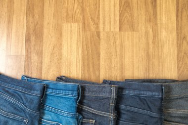 Mavi jeans kahverengi ahşap zemin ve kot denim Col