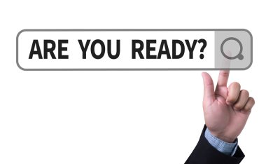  Ofis masasında çalışan ve bilgisayar ve nesneleri kullanan işadamı, kahve