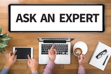  Ofis masasında çalışan ve bilgisayar ve nesneleri kullanan işadamı, kahve