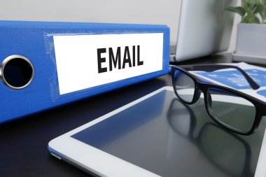 İş adamı işte. Ahşap masada otururken dizüstü bilgisayarda çalışan adamın yakından üst görünümü , kahve