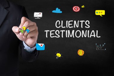 İş adamı işte. Ahşap masada otururken dizüstü bilgisayarda çalışan adamın yakından üst görünümü , kahve