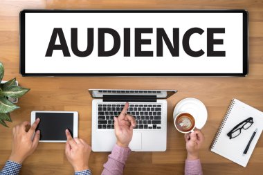 İş adamı işte. Ahşap masada otururken dizüstü bilgisayarda çalışan adamın yakından üst görünümü , kahve