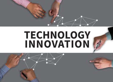 İş adamı işte. Ahşap masada otururken dizüstü bilgisayarda çalışan adamın yakından üst görünümü , kahve