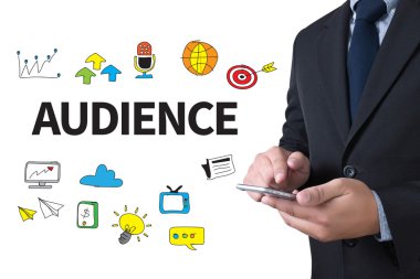 İş adamı işte. Ahşap masada otururken dizüstü bilgisayarda çalışan adamın yakından üst görünümü , kahve