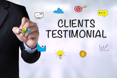 İş adamı işte. Ahşap masada otururken dizüstü bilgisayarda çalışan adamın yakından üst görünümü , kahve