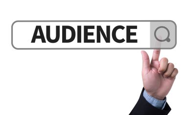 İş adamı işte. Ahşap masada otururken dizüstü bilgisayarda çalışan adamın yakından üst görünümü , kahve