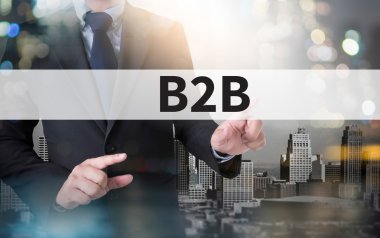 İş adamı işte. Ahşap masada otururken dizüstü bilgisayarda çalışan adamın yakından üst görünümü , kahve