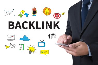 İş adamı işte. Ahşap masada otururken dizüstü bilgisayarda çalışan adamın yakından üst görünümü , kahve