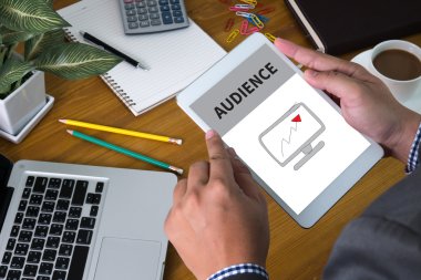 İş adamı işte. Ahşap masada otururken dizüstü bilgisayarda çalışan adamın yakından üst görünümü , kahve