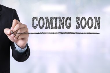 İş adamı işte. Ahşap masada otururken dizüstü bilgisayarda çalışan adamın yakından üst görünümü , kahve