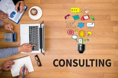 İş adamı işte. Ahşap masada otururken dizüstü bilgisayarda çalışan adamın yakından üst görünümü , kahve