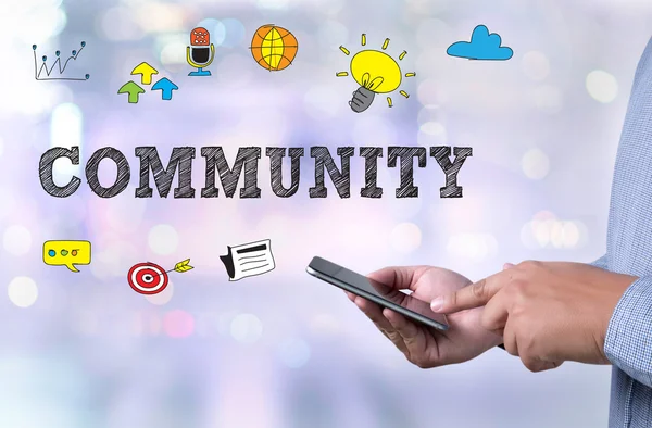 İş adamı işte. Ahşap masada otururken dizüstü bilgisayarda çalışan adamın yakından üst görünümü , kahve