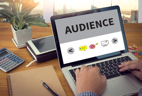 İş adamı işte. Ahşap masada otururken dizüstü bilgisayarda çalışan adamın yakından üst görünümü , kahve