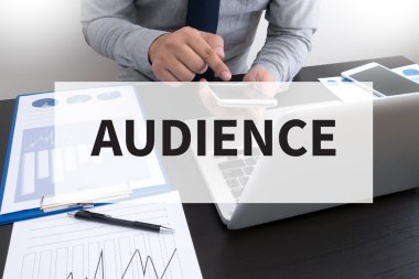 İş adamı işte. Ahşap masada otururken dizüstü bilgisayarda çalışan adamın yakından üst görünümü , kahve