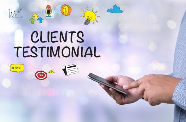 İş adamı işte. Ahşap masada otururken dizüstü bilgisayarda çalışan adamın yakından üst görünümü , kahve