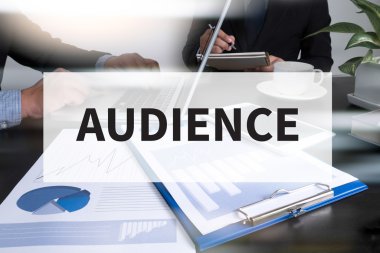 İş adamı işte. Ahşap masada otururken dizüstü bilgisayarda çalışan adamın yakından üst görünümü , kahve