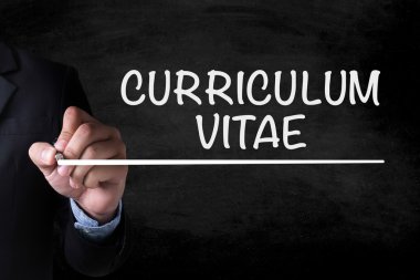 İş adamı işte. Ahşap masada otururken dizüstü bilgisayarda çalışan adamın yakından üst görünümü , kahve