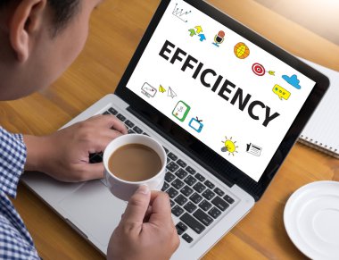 İş adamı işte. Ahşap masada otururken dizüstü bilgisayarda çalışan adamın yakından üst görünümü , kahve