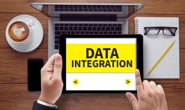 İş adamı işte. Ahşap masada otururken dizüstü bilgisayarda çalışan adamın yakından üst görünümü , kahve