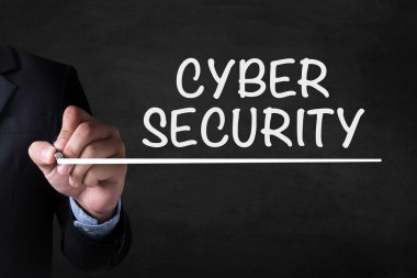 İş adamı işte. Ahşap masada otururken dizüstü bilgisayarda çalışan adamın yakından üst görünümü , kahve