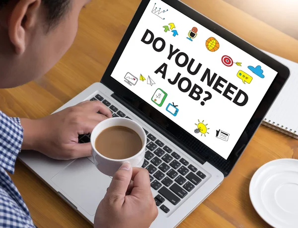 Zakenman aan het werk. Close-up bovenaanzicht van man die op laptop werkt terwijl u aan het houten bureau zit, koffie — Stockfoto