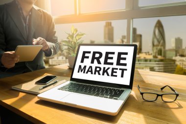 finansal raporlar ve bir dizüstü bilgisayar ile iş yerinde iş ekip eller