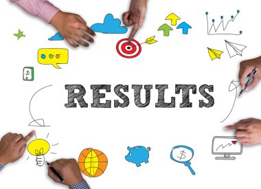 Düşünceli erkek kişi seyir dijital tablet ekranı, dizüstü bilgisayar ekranı, siluet ve filtre güneş