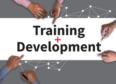 Düşünceli erkek kişi seyir dijital tablet ekranı, dizüstü bilgisayar ekranı, siluet ve filtre güneş