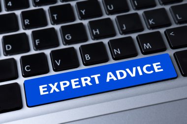 Düşünceli erkek kişi seyir dijital tablet ekranı, dizüstü bilgisayar ekranı, siluet ve filtre güneş