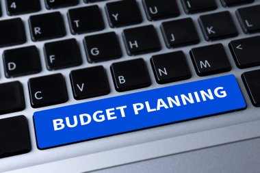 Düşünceli erkek kişi seyir dijital tablet ekranı, dizüstü bilgisayar ekranı, siluet ve filtre güneş