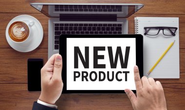 Düşünceli erkek kişi seyir dijital tablet ekranı, dizüstü bilgisayar ekranı, siluet ve filtre güneş