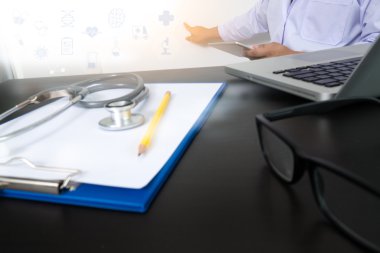 Tıp doktoru el ile modern bilgisayar çalışma 