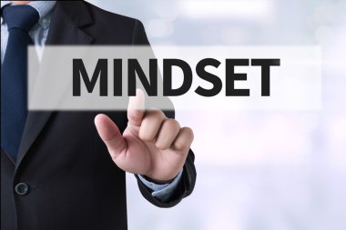 Düşünceli erkek kişi seyir dijital tablet ekranı, dizüstü bilgisayar ekranı, siluet ve filtre güneş