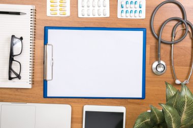 tıbbi kavram, modern dizüstü bilgisayar üst görünümü ve ahşap