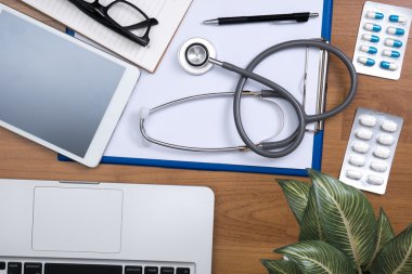 Akşam doktor masası 