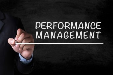 Düşünceli erkek kişi seyir dijital tablet ekranı, dizüstü bilgisayar ekranı, siluet ve filtre güneş