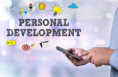 Düşünceli erkek kişi seyir dijital tablet ekranı, dizüstü bilgisayar ekranı, siluet ve filtre güneş