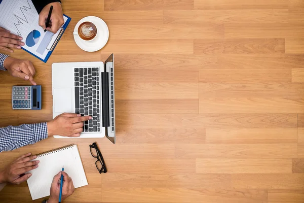 Düşünceli erkek kişi seyir dijital tablet ekranı, dizüstü bilgisayar ekranı, siluet ve filtre güneş