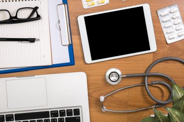 tıbbi kavram, modern dizüstü bilgisayar üst görünümü ve ahşap