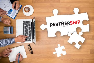 Düşünceli erkek kişi seyir dijital tablet ekranı, dizüstü bilgisayar ekranı, siluet ve filtre güneş