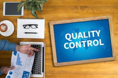 Düşünceli erkek kişi seyir dijital tablet ekranı, dizüstü bilgisayar ekranı, siluet ve filtre güneş